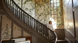 La maison d’une écrivaine, inspirée par les fleurs de la campagne anglaise : la vraie visite